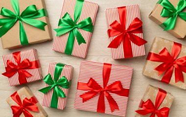 Hediye kutuları üzerinde ahşap arka plan, üstten görünüm.