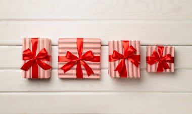 Hediye kutuları üzerinde ahşap arka plan, üstten görünüm.