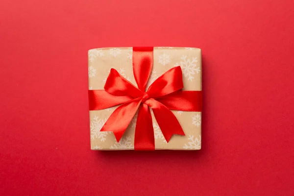 彩色背景上有红丝带蝴蝶结的礼品盒 顶视图 — 图库照片