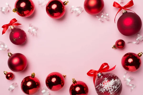 Weihnachtskugel Spielzeug Und Konfetti Auf Farbigem Hintergrund Ansicht Von Oben — Stockfoto