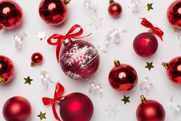 Juguetes Pelota Navidad Confeti Sobre Fondo Blanco Vista Superior — Foto de Stock