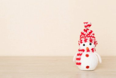 Tahta masada küçük bir Noel Kardan Adam.