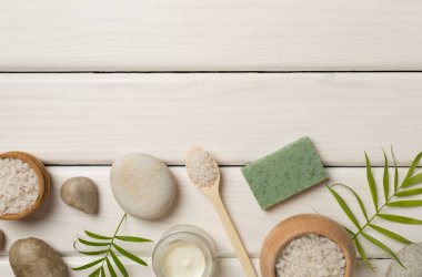 Ahşap arka planda spa ürünleri içeren kompozisyon, üst görünüm.