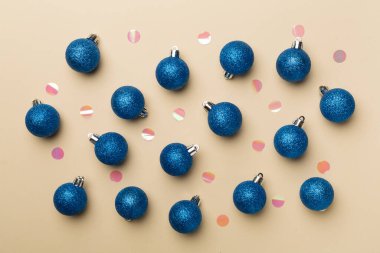 Renk arkaplanı ve üst görünümde Noel topları.