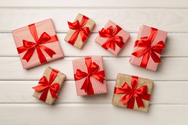 Hediye kutuları üzerinde ahşap arka plan, üstten görünüm.