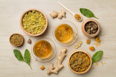 Ahşap arka planda malzemeli bitki çayı, üst manzara..