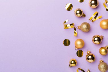 Renk arkaplanı ve üst görünümde Noel topları.