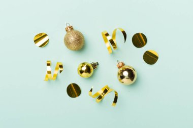 Renk arkaplanı ve üst görünümde Noel topları.