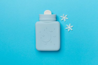 Renkli arka planda küçük silikon su ısıtıcı çantası.