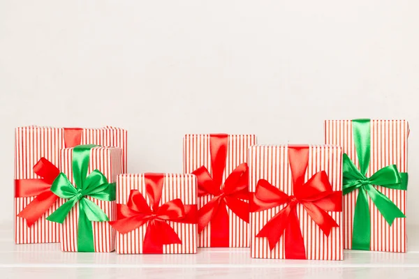 Sok Karácsonyi Ajándékdoboz Könnyű Asztalon — Stock Fotó