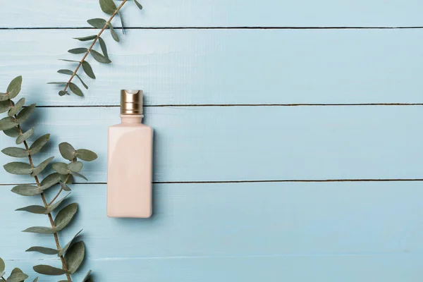 Kosmetisk Flaska Med Eukalyptus Gren Trä Bakgrund Ovanifrån — Stockfoto