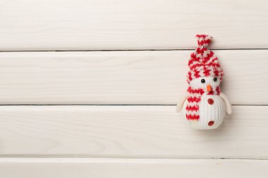 Ahşap arka planda küçük bir Noel kardan adam, üst manzara.