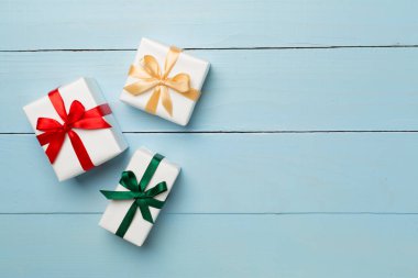 Hediye kutuları üzerinde ahşap arka plan, üstten görünüm.