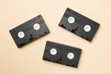 Eski analog bant VHS kasetleri renk arkaplanı, üst görünüm.