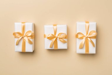 Renk arkaplan üzerinde beyaz hediye kutuları, üst görünüm.