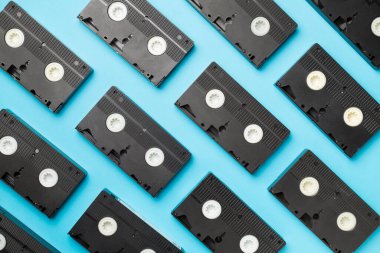 Renk arkaplanı, üst görünüm üzerine eski bant VHS kaseti ile desen.