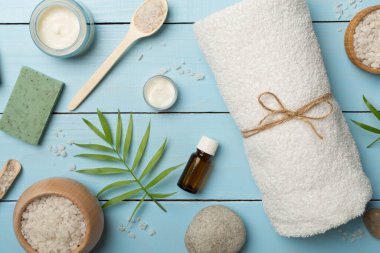 Ahşap arka planda spa ürünleri içeren kompozisyon, üst görünüm.