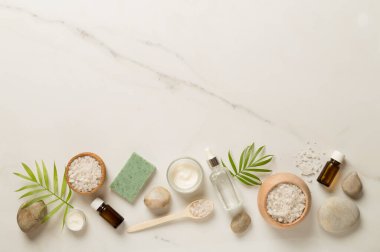 Mermer arka planda spa ürünleri içeren kompozisyon, üst görünüm.
