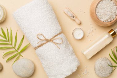 Renk arkaplanı ve üst görünümde spa ürünleri içeren kompozisyon.