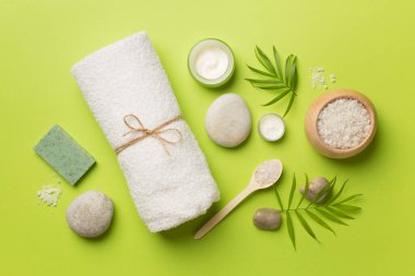 Renk arkaplanı ve üst görünümde spa ürünleri içeren kompozisyon.