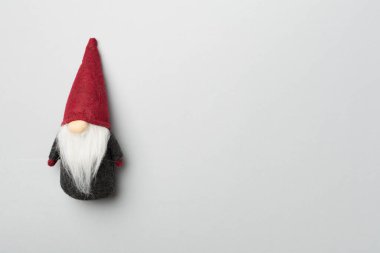 Renkli arka planda küçük bir Noel cücesi, üst görünüm.