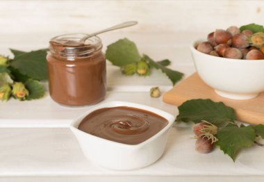 Fındık kremalı ve yeşil yapraklı ahşap masa.