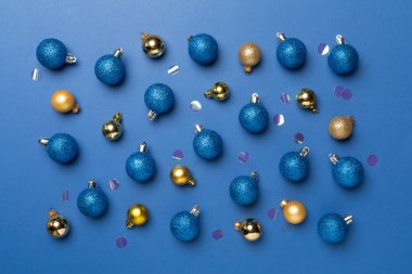 Renk arkaplanı ve üst görünümde Noel topları.