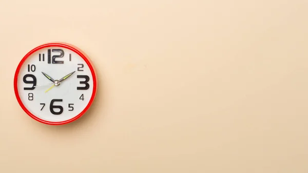 Renk Arkaplanı Üzerindeki Kırmızı Alarm Saati Üst Görünüm — Stok fotoğraf