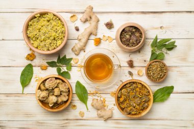 Ahşap arka planda malzemeli bitki çayı, üst manzara..