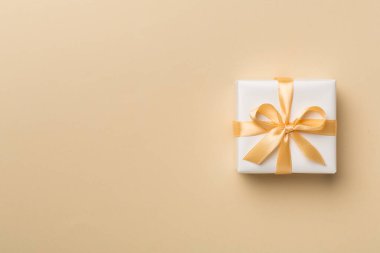 Renk arkaplan üzerinde beyaz hediye kutusu, üst görünüm.