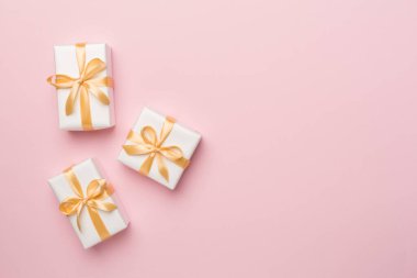 Renk arkaplan üzerinde beyaz hediye kutuları, üst görünüm.