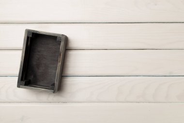 Masada boş tahta kutu, üst görünüm.