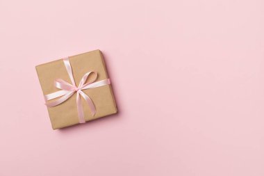 Renk arkaplanı ve üst görünüm üzerinde el işi hediye kutusu