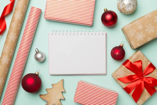 Hediye kutuları, kağıt köşeleri ve renk arkaplanı üzerindeki dekorasyonlar, üst görünüm.