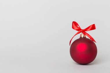 Renkli arka planda Noel topu oyuncağı.