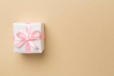 Renk arkaplan üzerinde beyaz hediye kutusu, üst görünüm.