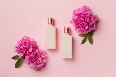 Şakayık çiçekli şampuan ve saç kremi ve renk arkaplan tarağı, üst görünüm.