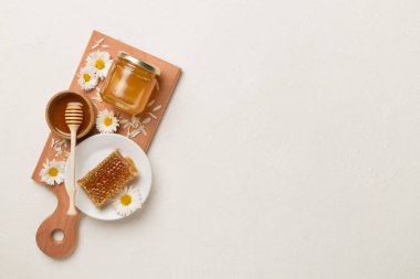 Beton zemin üzerinde taze bal olan kompozisyon, üst görünüm.