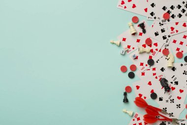 Renk arkaplanı ve üst görünümde farklı masa oyunları.