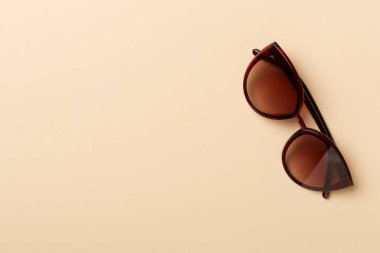 Renk arkaplan üzerinde güneş gözlüğü, üst görünüm.