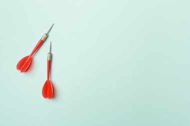 Renk arkaplanı üzerinde kırmızı oklar, üst görünüm.