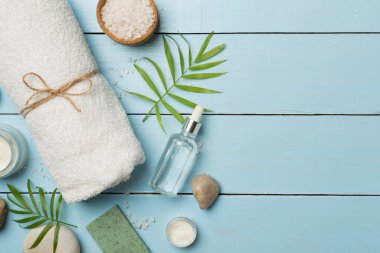 Ahşap arka planda spa ürünleri içeren kompozisyon, üst görünüm.