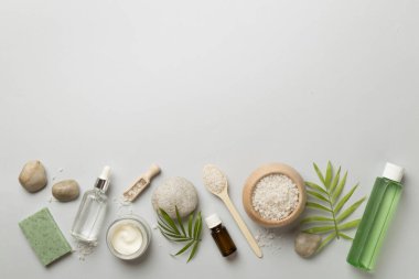 Renk arkaplanı ve üst görünümde spa ürünleri içeren kompozisyon.