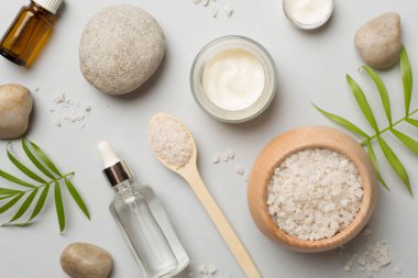 Renk arkaplanı ve üst görünümde spa ürünleri içeren kompozisyon.