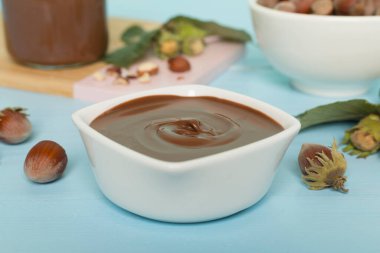 Fındık kremalı ve yeşil yapraklı ahşap masa.