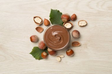 Ahşap arka planda fındık kreması, üst manzara..