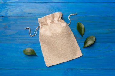 Ahşap arka planda küçük bir çevre çuvalı. Üst görünüm.