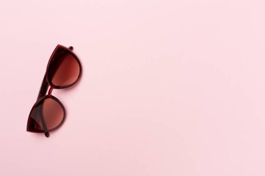 Renk arkaplan üzerinde güneş gözlüğü, üst görünüm.