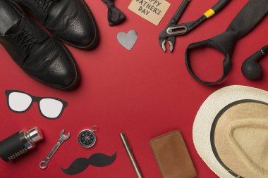 Renkli arka planda farklı hediyelerle Babalar Gününüz kutlu olsun..