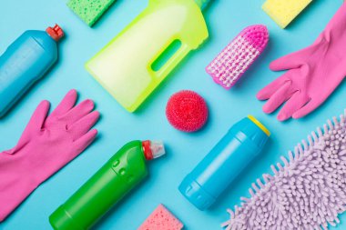 Renk arkaplanı ve üst görünümde birçok farklı ev temizleme ürünleri.